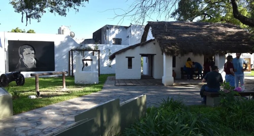 ¿En qué horarios se pueden visitar los museos municipales durante el Mes de la Independencia?