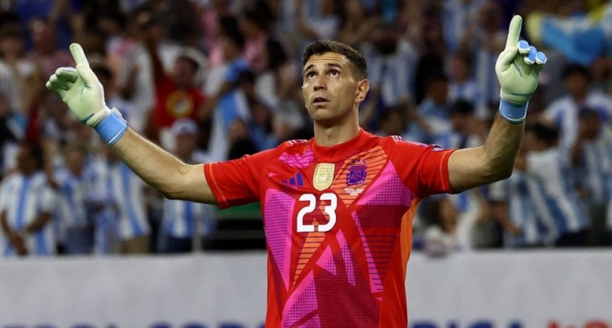Lionel Scaloni elogió a “Dibu” Martínez: “Los arqueros rozan o sacan penales, pero él los ataja”