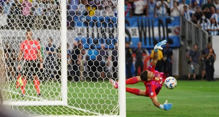 Argentina avanzó a las semifinales y eliminó a Ecuador en los penales con un Emiliano Martínez heroico