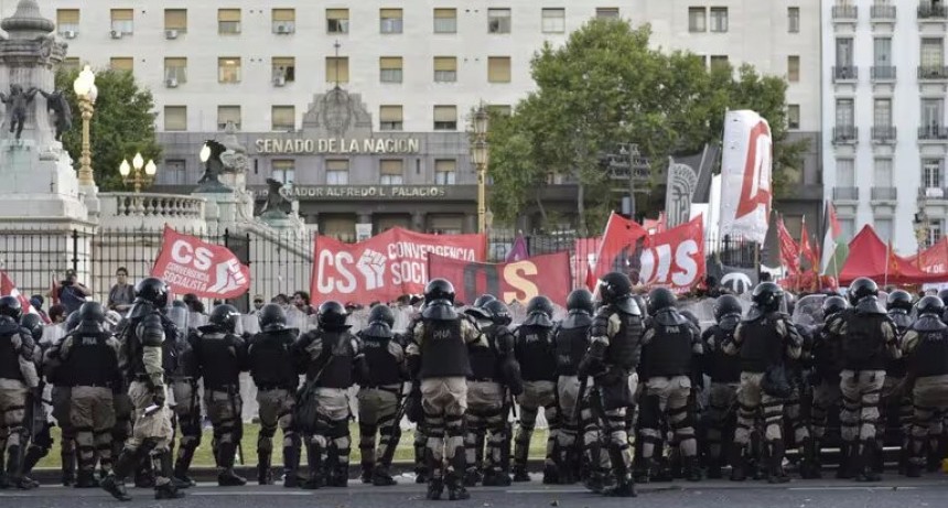 Agrupaciones de piqueteros vuelven a las calles para pedir la liberación de los presos por los incidentes durante la sanción de la Ley de Bases