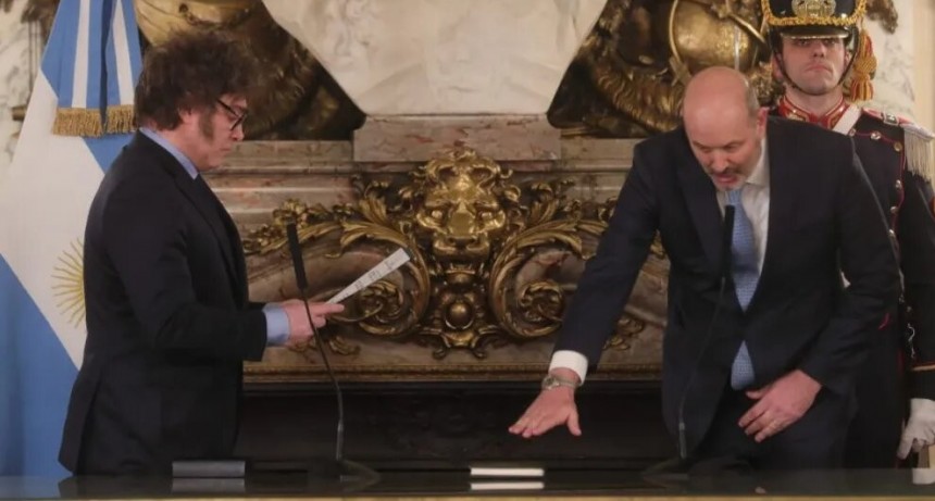 Milei le tomó juramento a Sturzenegger como ministro