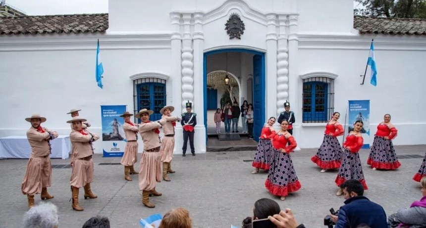 Agasajaron al primer turista en visitar San Miguel de Tucumán