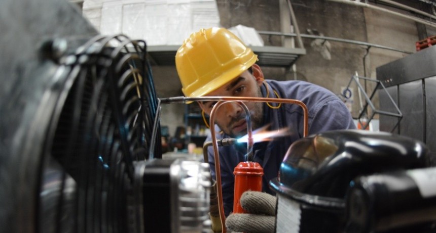 La industria pyme volvió a caer en junio y acumula un retroceso del 19,1% en el primer semestre del año