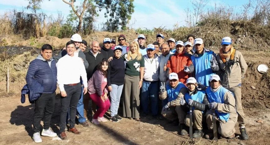 La intendenta Chahla encabezó un operativo de poda, limpieza y forestación en el barrio Parque Sur