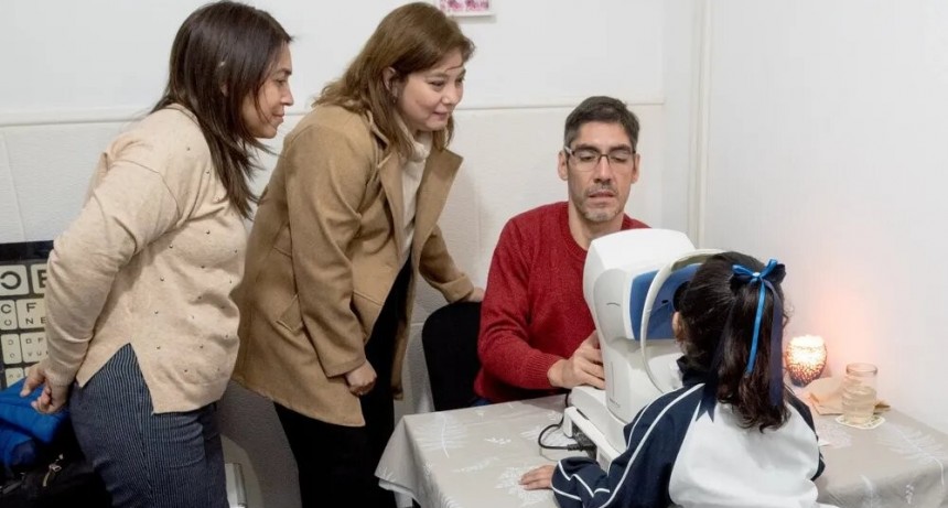 Alumnos de escuelas municipales reciben atención oftalmológica