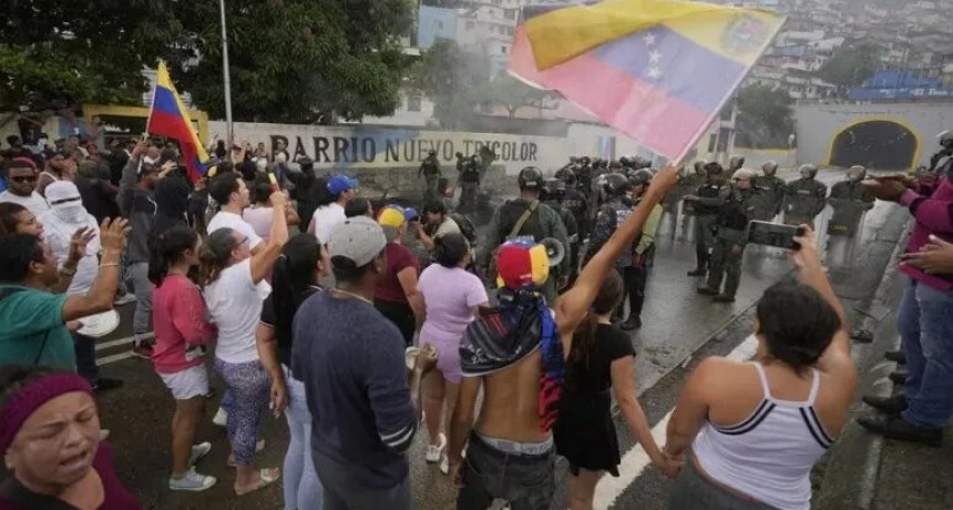 Violentos enfrentamientos entre policías y manifestantes en las calles de Caracas