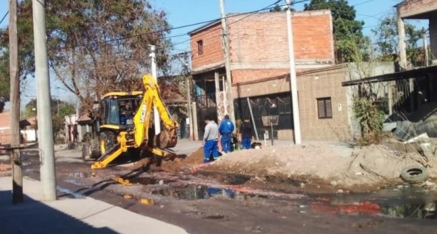 La SAT resuelve desbordes de líquidos cloacales en calle Garmendia al 100