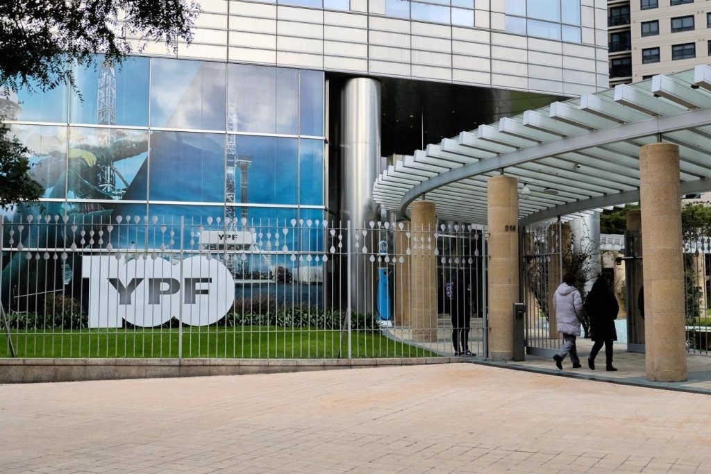 Argentina pide suspender fallo sobre YPF