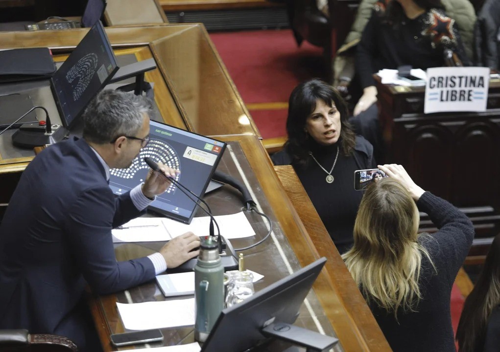 Escándalo en Diputados: sesión suspendida tras forcejeo entre libertarios y K
