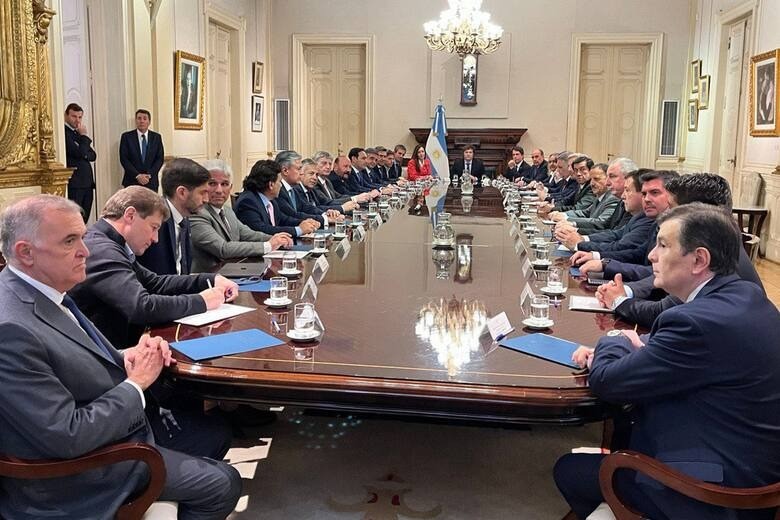 Milei prepara diálogo con provincias mientras crece presión en el Congreso