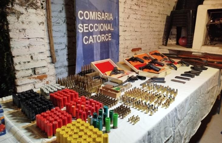 Hallan arsenal durante allanamientos por robo de moto
