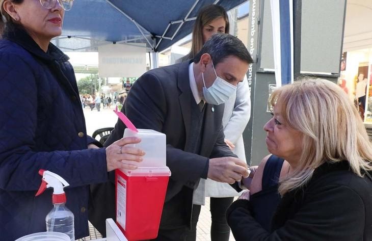 Salud Pública vacuna contra gripe, COVID y dengue en plena peatonal