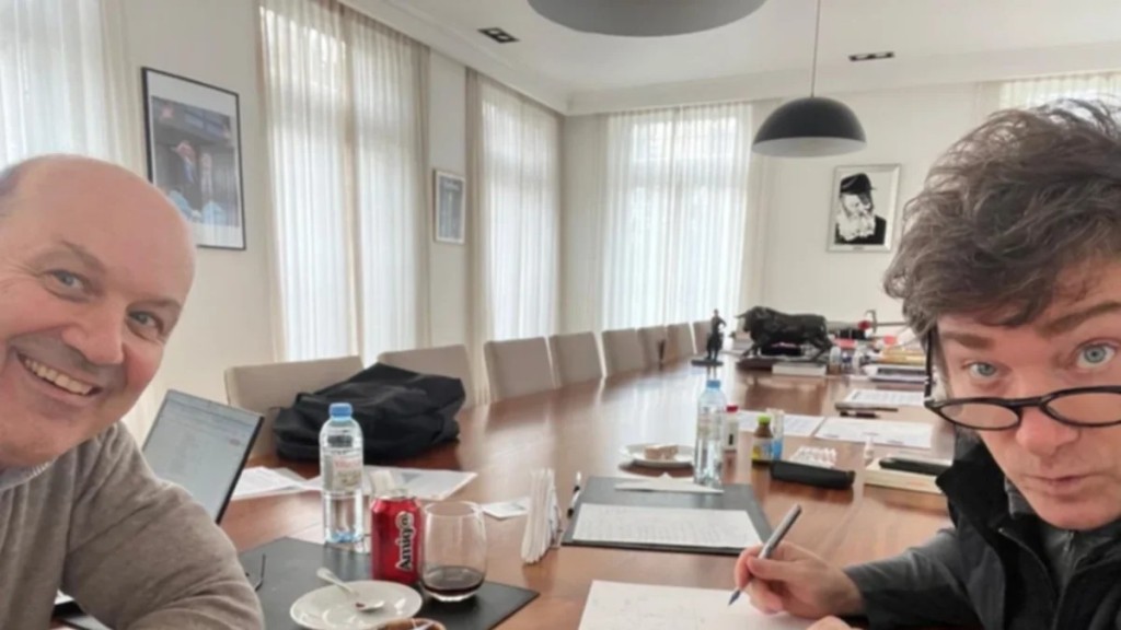 Sturzenegger y Milei analizan desregulaciones en Olivos