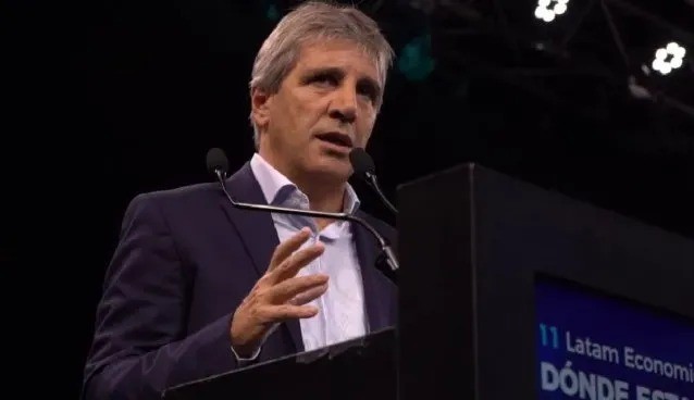 Caputo apunta a los bancos por la presión sobre el dólar