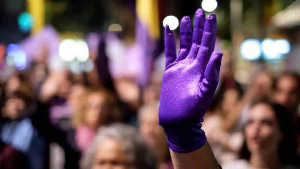 El Gobierno elimina programas de género y anuncia baja en femicidios