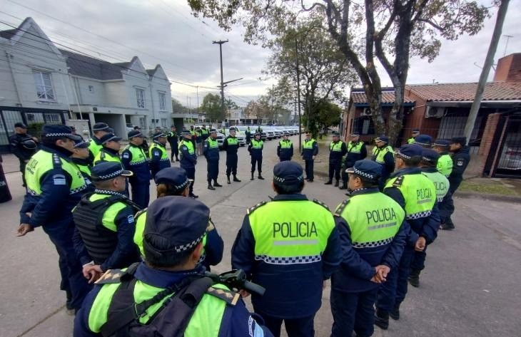Megaoperativos simultáneos en Villa Luján y San Cayetano
