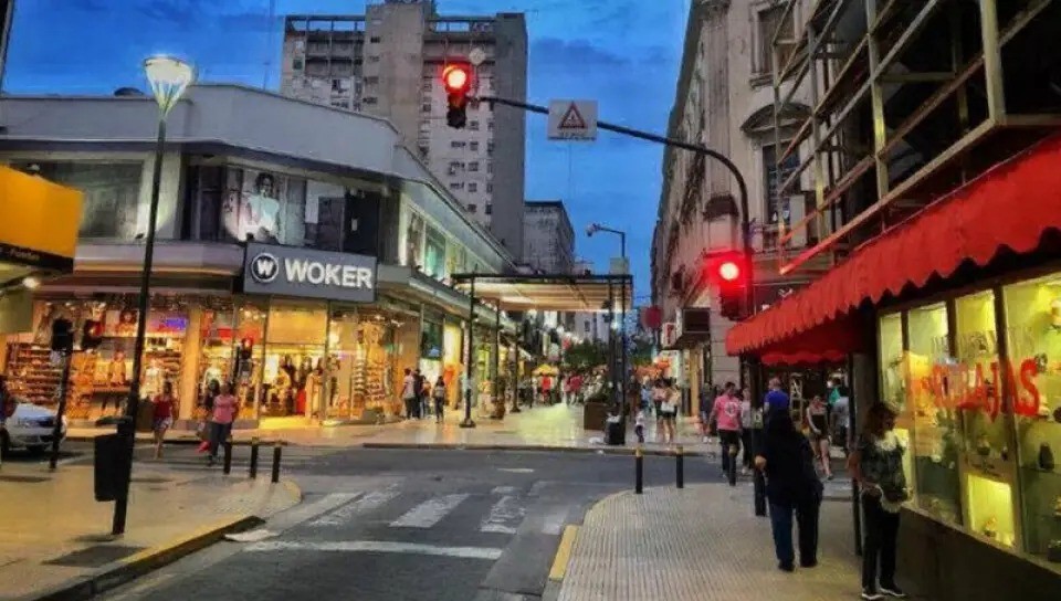 Alertan por despidos masivos en comercios tucumanos