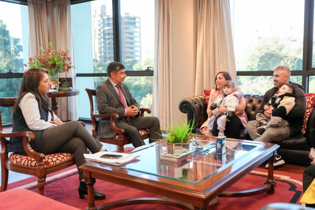 Acevedo recibe a familia de Lolo, el niño que necesita tratamiento en México