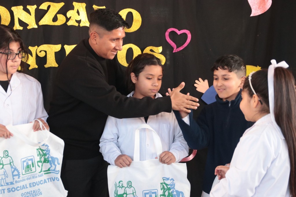 Monteros entregó kits escolares a más de 14 mil alumnos en Banda del Río Salí