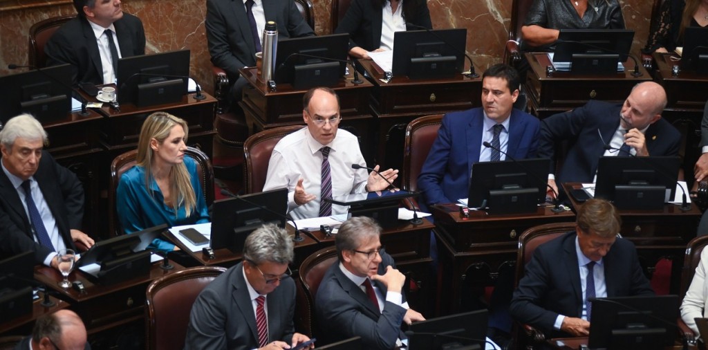 Senadores radicales buscan penalizar candidaturas testimoniales