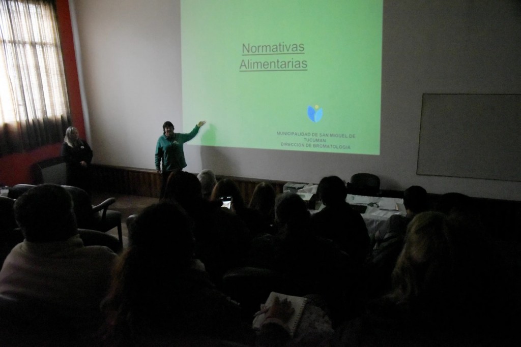 Capacitan a emprendedores en manipulación de alimentos