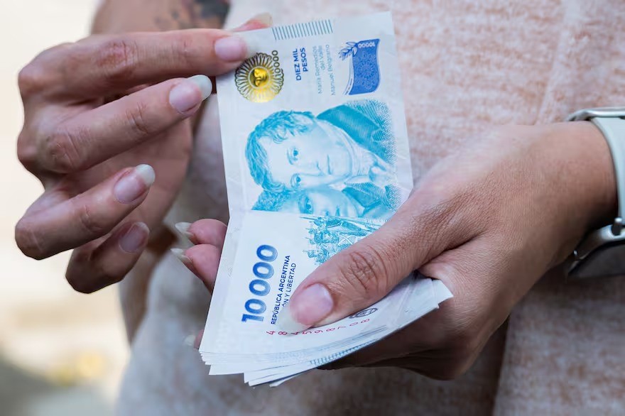 Salarios subieron 65,7% en un año, según el INDEC
