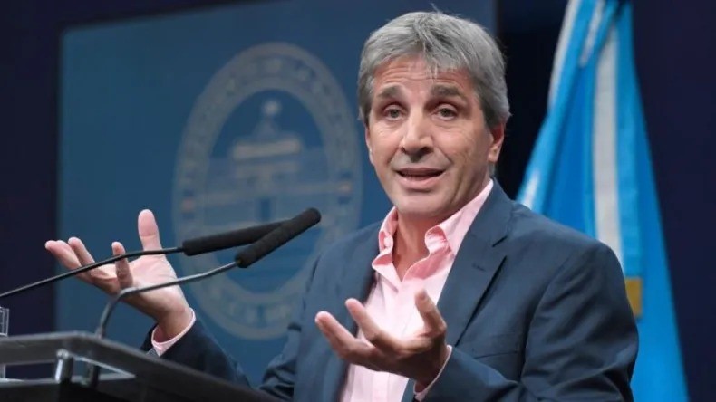Caputo obliga a organismos a invertir excedentes en deuda pública