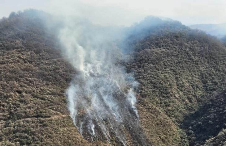 Combaten incendio en Tafí del Valle con apoyo aéreo