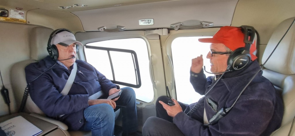 Jaldo sobrevuela el cerro Muñoz mientras brigadistas combaten incendio en Tafí del Valle