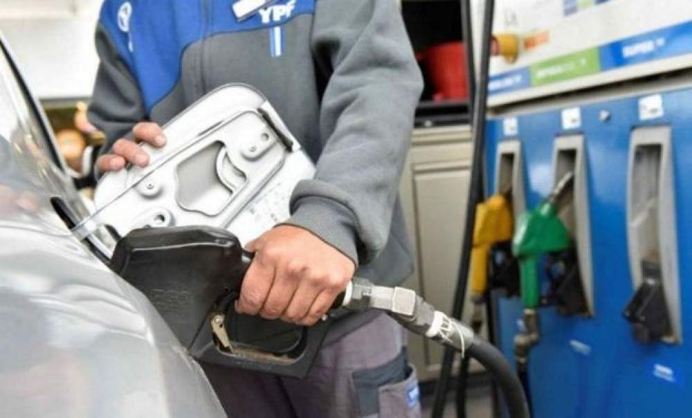 Suben impuestos a combustibles: nafta aumenta 1% en agosto