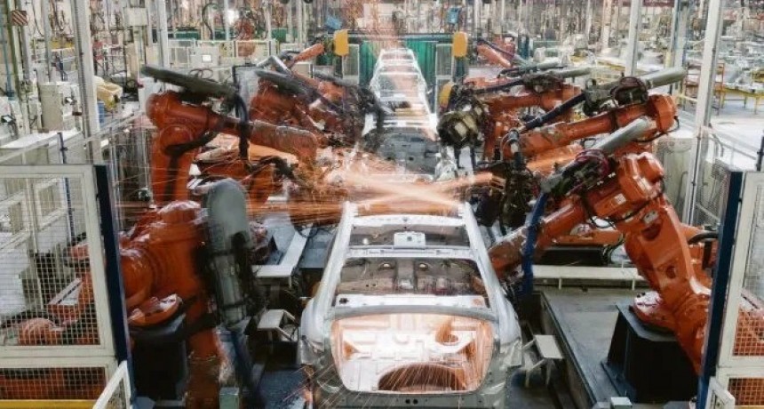 Producción automotriz crece 33,8% interanual en junio, pero cae 10,9% frente a mayo