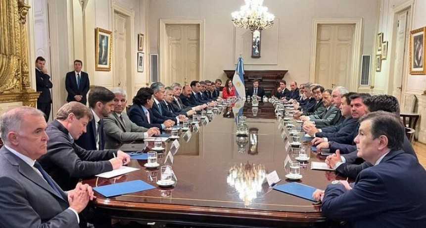 Milei prepara diálogo con provincias mientras crece presión en el Congreso