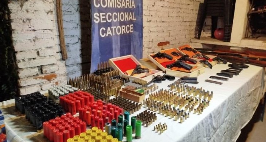 Hallan arsenal durante allanamientos por robo de moto