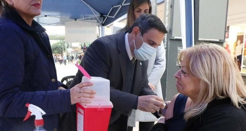 Salud Pública vacuna contra gripe, COVID y dengue en plena peatonal