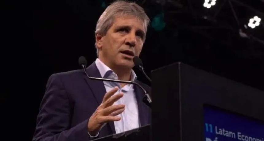 Caputo apunta a los bancos por la presión sobre el dólar