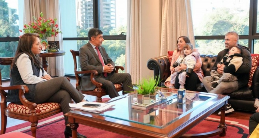Acevedo recibe a familia de Lolo, el niño que necesita tratamiento en México