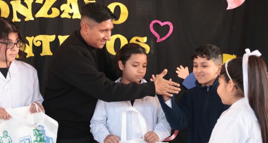 Monteros entregó kits escolares a más de 14 mil alumnos en Banda del Río Salí