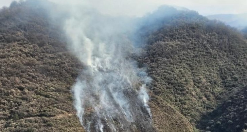 Combaten incendio en Tafí del Valle con apoyo aéreo