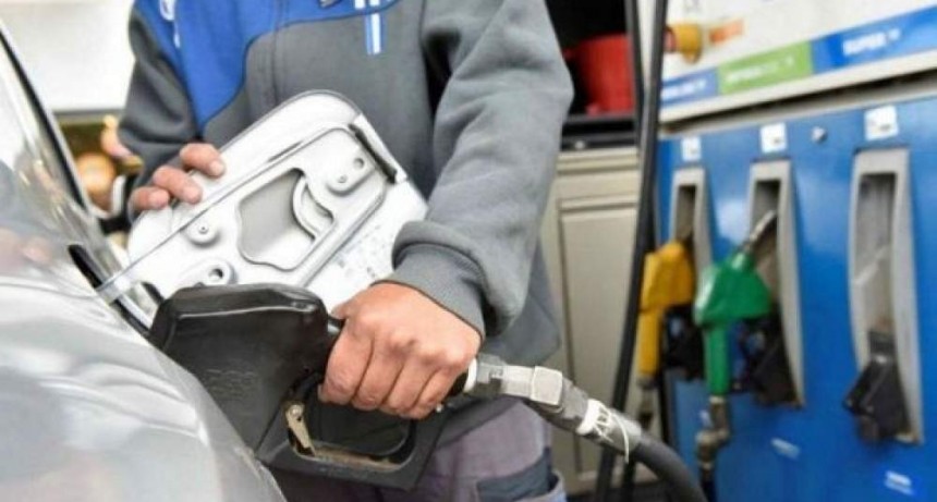 Suben impuestos a combustibles: nafta aumenta 1% en agosto