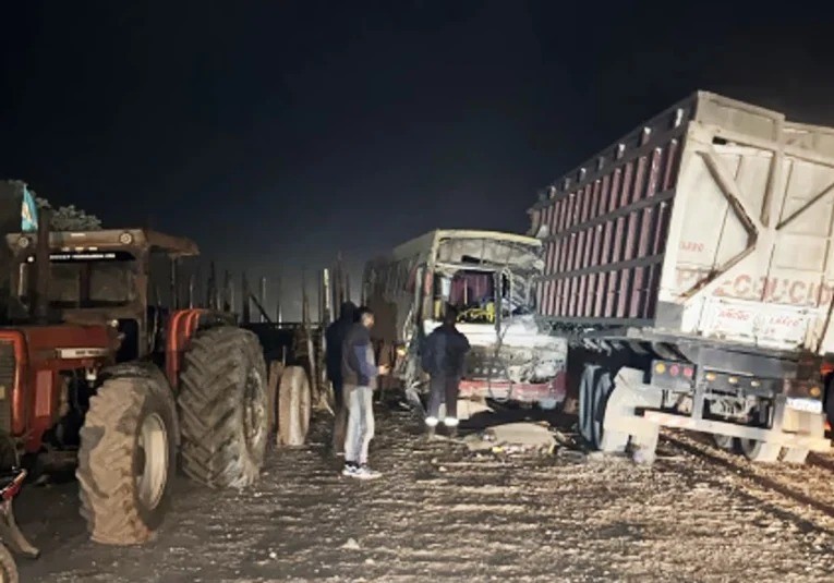 Accidente en Los Ralos: un colectivo con trabajadores rurales choc&oacute; contra un cami&oacute;n ca&ntilde;ero y una rastra