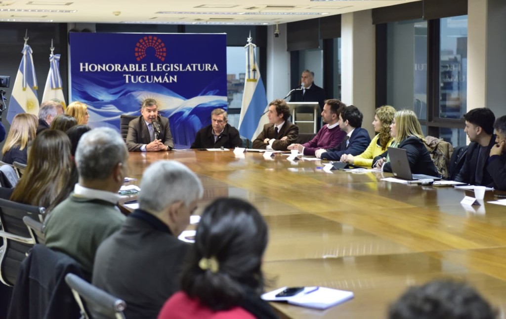 Especialistas y legisladores analizaron en Tucum&aacute;n c&oacute;mo regular la inteligencia artificial sin afectar la dignidad humana