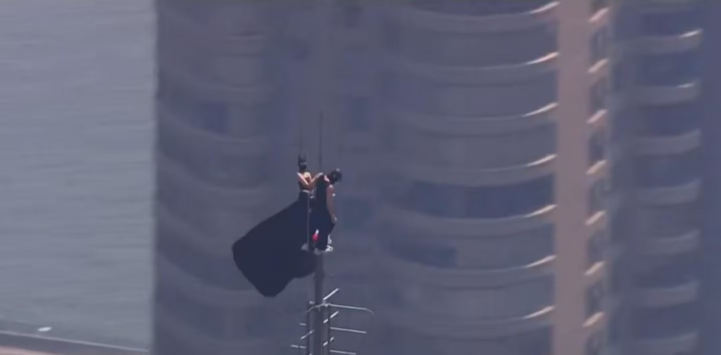 Escalan el Empire State sin protecci&oacute;n, despliegan bandera de "Amor y Paz" y son detenidos