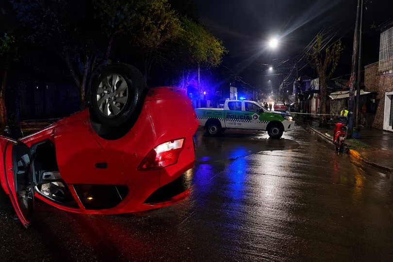 Jornada con dos graves siniestros viales en Tucum&aacute;n: un joven muri&oacute; en Bella Vista y un auto volc&oacute; en la capital