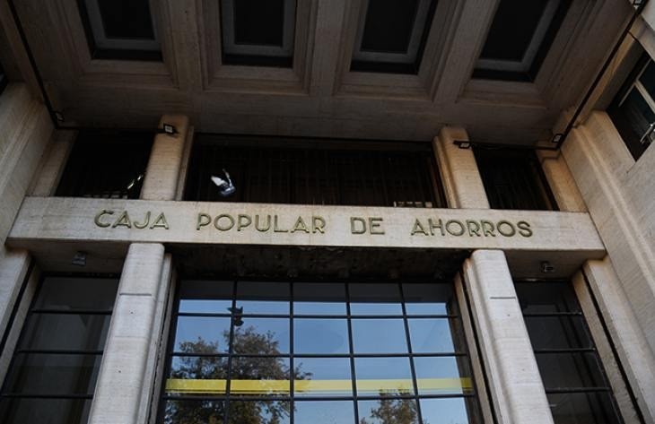 Investigan retiros millonarios en efectivo de cuentas de la Caja Popular de Ahorros