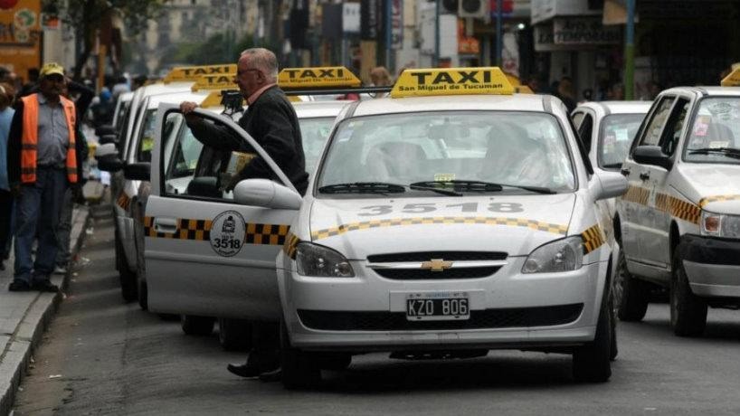 La bajada de bandera de taxis en San Miguel de Tucum&aacute;n ya cuesta $1.200: entr&oacute; en vigor el aumento del 33%