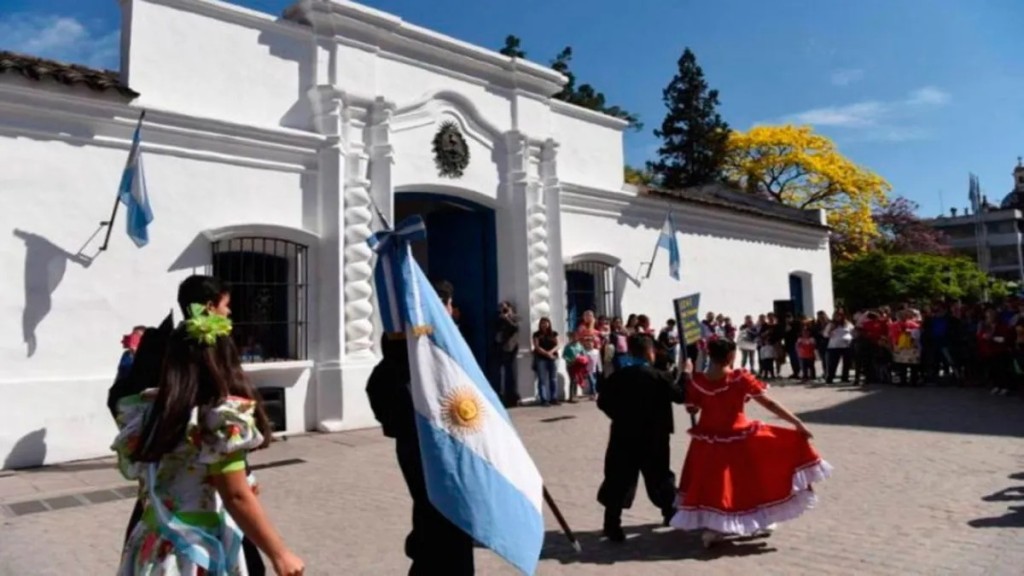 M&aacute;s de 2.000 polic&iacute;as, vallado en el centro y desv&iacute;os de colectivos: el operativo por la vigilia del 9 de Julio en Tucum&aacute;n