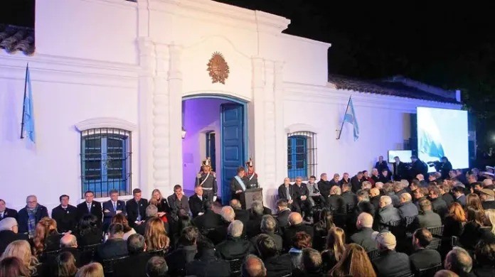 El Presidente llega a la vigilia tucumana con nueve aliados, sin Kicillof ni Quintela, y la distancia con Villarruel como tel&oacute;n de fondo