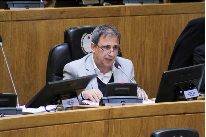 Seleme mostr&oacute; su recibo y ret&oacute; a Catal&aacute;n a justificar sus ingresos en YPF: &ldquo;Si gana 95 millones, que demuestre qu&eacute; aporta al Estado&rdquo;