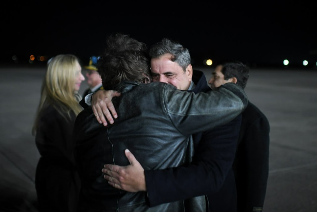 El mensaje que lleg&oacute; desde la Casa Rosada: Catal&aacute;n recibi&oacute; a Milei en el aeropuerto.