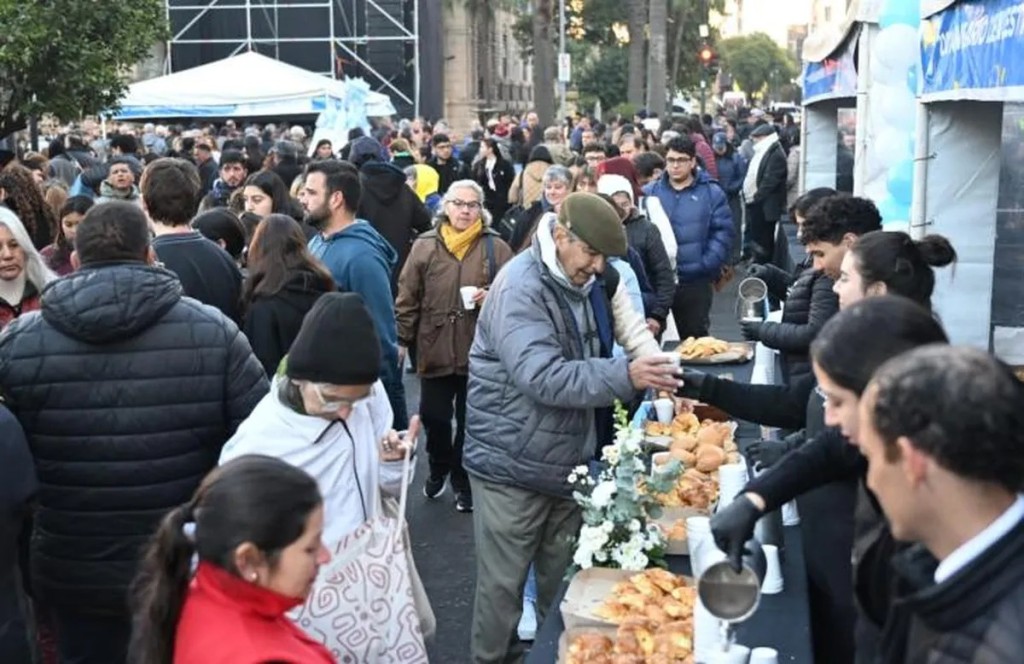 El tradicional chocolate patrio reuni&oacute; a vecinos y turistas en la plaza Independencia por el 9 de Julio